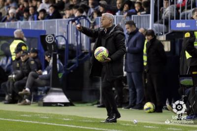 Pellicer da instrucciones en el Málaga-Oviedo (Foto: LaLiga).