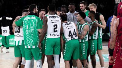La plantilla celebra el triunfo (Foto: Betis Baloncesto)