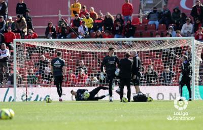 Lunin calienta mientras atienden a Courtois (Foto: LaLiga).