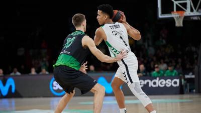 El bético Tyson Pérez con la pelota (foto: Betis Baloncesto).
