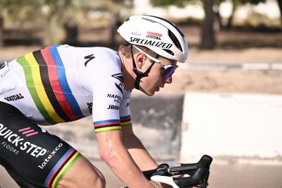 Evenepoel con el maillot arcoíris, en la primera etapa de el tour UAE (Foto: Cordon Press).