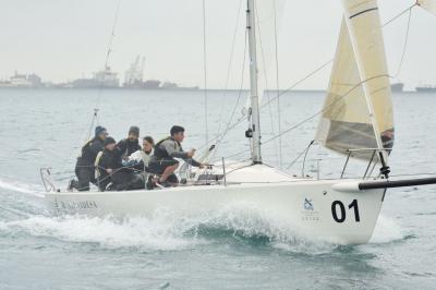 Nuevo título para el ‘Península’ de John Bassadone en el Circuito Alcaidesa Marina de J/80.
