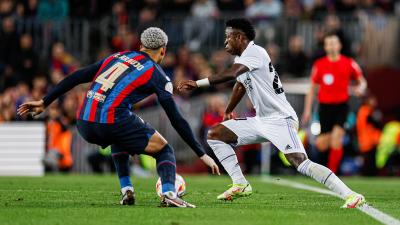 Vinícius, ante Ronald Araujo en el Clásico (Foto: RM).