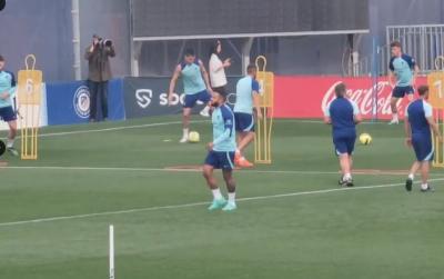 Memphis Depay se retira lesionado del entrenamiento.