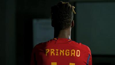 Nico Williams, en una campaña contra el bullying. (RFEF)