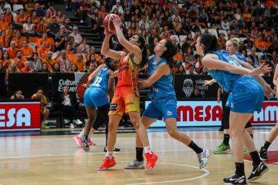 La Fonteta quiere dar el primer golpe para el Valencia Basket en la final ante Perfumerías Avenida