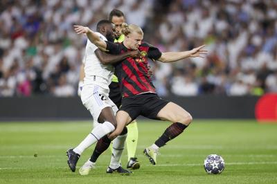 Haaland intenta escapar de Rudiger durante el Real Madrid - Manchester City (Foto: Cordon Press).