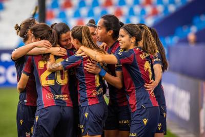 Alba Redondo celebra junto al resto de compañeras el gol del empate ante el Valencia CFF en el Ciu