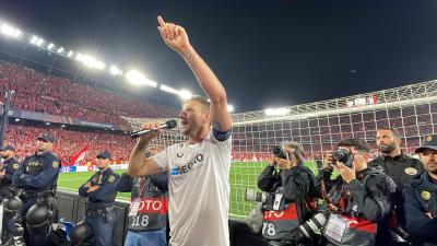 Rakitic, en la fiesta del Sevilla tras vencer a la Juventus.