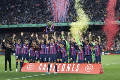Busquets alza el trofeo de campeón de LaLiga.