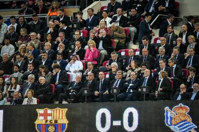Palco del Barcelona con Joan Laporta y Luis Rubiales (FOTO: Cordón Press).