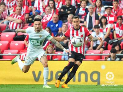 Berenguer ante el Elche en San Mamés. (Foto: LaLiga).