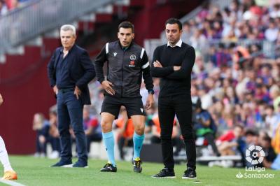 Xavi Hernández, en la banda durante el Barcelona-Mallorca.