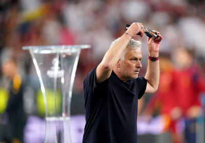 Mourinho quitándose la medalla