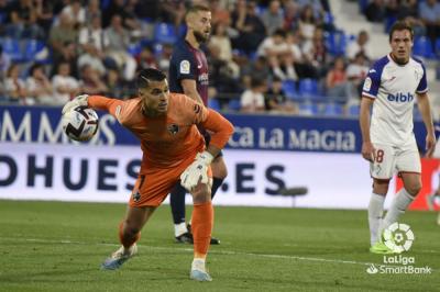 Andrés Fernández con el Huesca. (Foto: LaLiga)