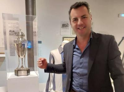 Miguel Ángel Valiente posa con la Copa España Libre (Foto: @@ValienteCab)