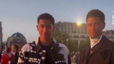 Bellingham junto a su hermano en el desfile