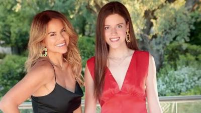 Luna Lozano junto a su madre Mónica Hoyos