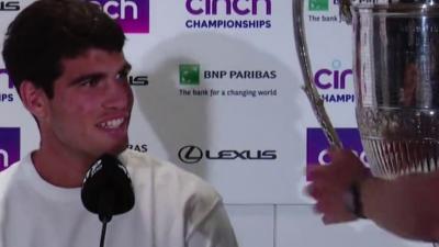 Carlos Alcaraz alucina con la copa de Queen´s. (Redes Sociales)
