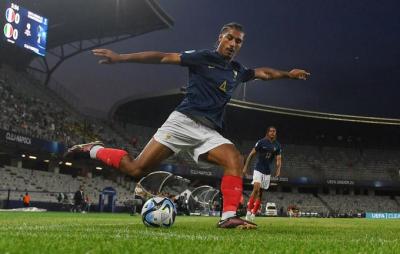 Loic Badé con Francia.