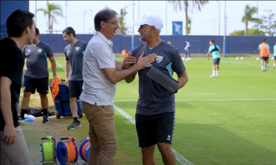 Loren saluda a Pellicer en el entrenamiento de los canteranos. (Foto: MCF)