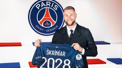 Skriniar posa como nuevo jugador del PSG (Foto: PSG).