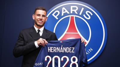 Lucas Hernández posa como nuevo jugador del PSG (Foto: PSG).
