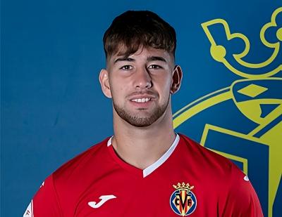 Adrián Pereda posa con su club (Foto: Villarreal).