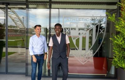 El DD Mikel González con Elijah Gift en Lezama (Foto: Athletic Club).
