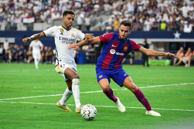 Eric García, ante Rodrygo en el Clásico de pretemporada (Foto: Cordon Press).