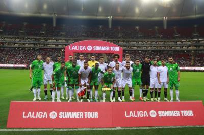 Los onces de Sevilla y Betis en el derbi de Guadalajara (Foto: EFE)