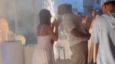 Eladio Carrión al más puro estilo Cristiano Ronaldo: celebra con un 'siuh' que va a ser padre