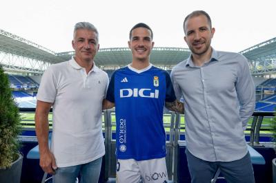 Jaime Seoane, en su presentación, junto a Roberto Suárez y Agustín Lleida (Foto: Real Oviedo).