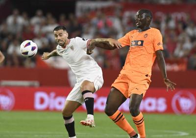 Suso y Diakhaby, en el Sevilla-Valencia de la pasada temporada (Foto: Kiko Hurtado).