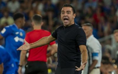 Xavi da indicaciones a sus jugadores en el Getafe-Barcelona.