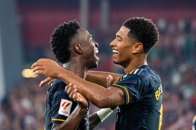 Vinícius y Bellingham celebran un gol en el Almería-Real Madrid (Foto: Cordon Press).