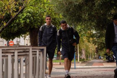Álex Sola y Karrikaburu en una concentración con el Alavés.