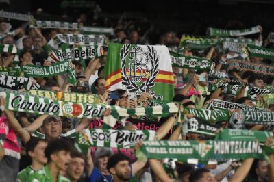 Afición del Betis en el Benito Villamarín (Foto: Kiko Hurtado).