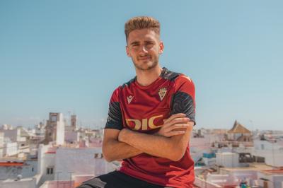 Robert Navarro, ya con el escudo del Cádiz (Foto: Cádiz CF).