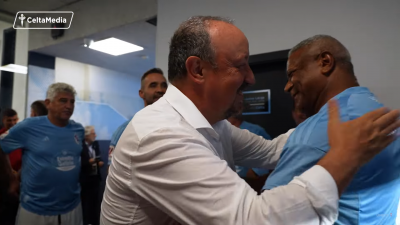 Rafa Benítez y Mazinho se saludan antes del partido del Centenario.