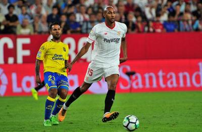 Nzonzi conduce el balón en el partido contra Las Palmas (Foto: Kiko Hurtado).