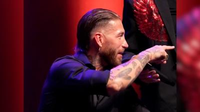 Sergio Ramos presentando a sus amigos.