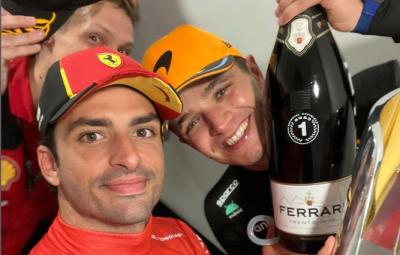 Carlos Sainz, ganador del GP de Singapur, y Lando Norris (Foto: RRSS).