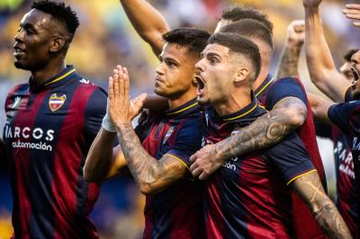 Brugué celebra su gol en el Alcorcón - Levante. (Foto: LUD)