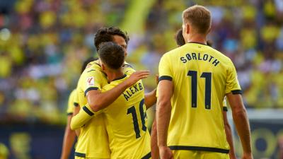 Los jugadores del Villarreal celebran un gol.