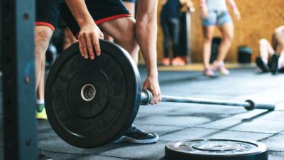 Tras las vacaciones, aumentan las lesiones como tendinopatías, dolores musculares y de espalda, en el gimnasio, por el sobreesfuerzo y la sobrecarga.