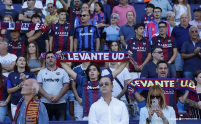Afición del Levante en el Ciutat. (Foto: LALIGA)