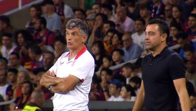 Mendilibar se dirige a Xavi en el Barça-Sevilla.