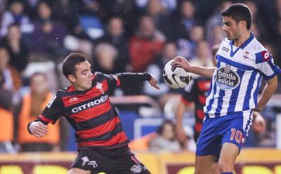 Iago Aspas y Juan Rodríguez, en un derbi gallego en Riazor (Foto: CordonPress).