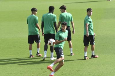 Marc Bartra vuelve a entrenar con el Betis (Foto: Kiko Hurtado).